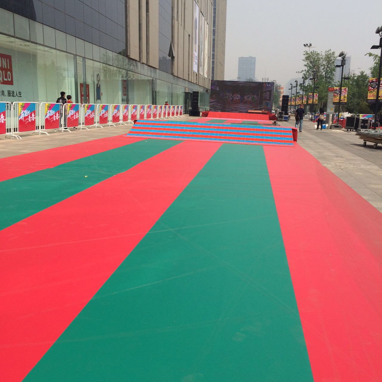 石家莊萬達廣場奔跑吧青春活動現場運動地膠